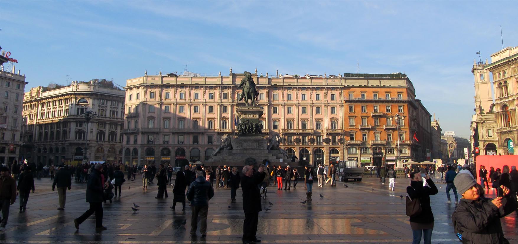 127 italija milano na trgu ispred duomo