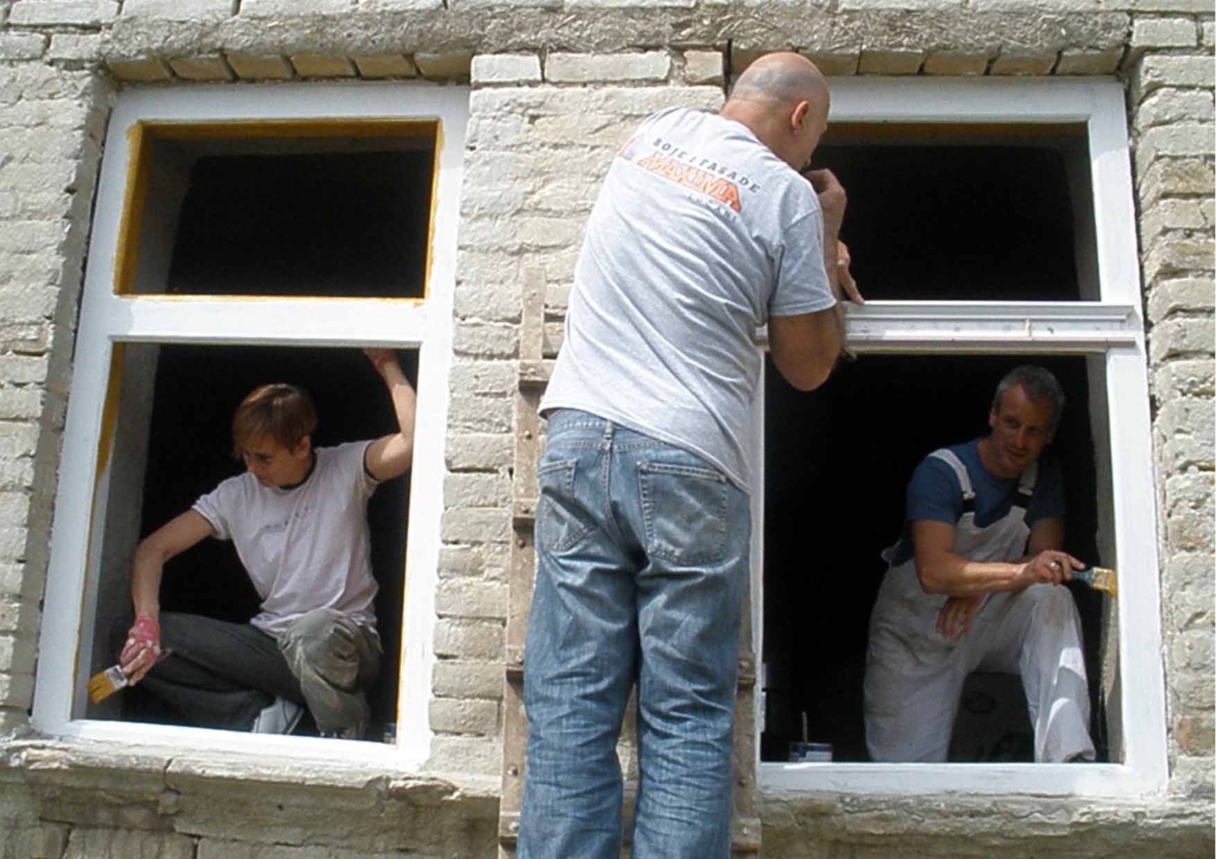 03 Mosorin radionica Gorjana i ekipa farbanje okvira vrata i prozora