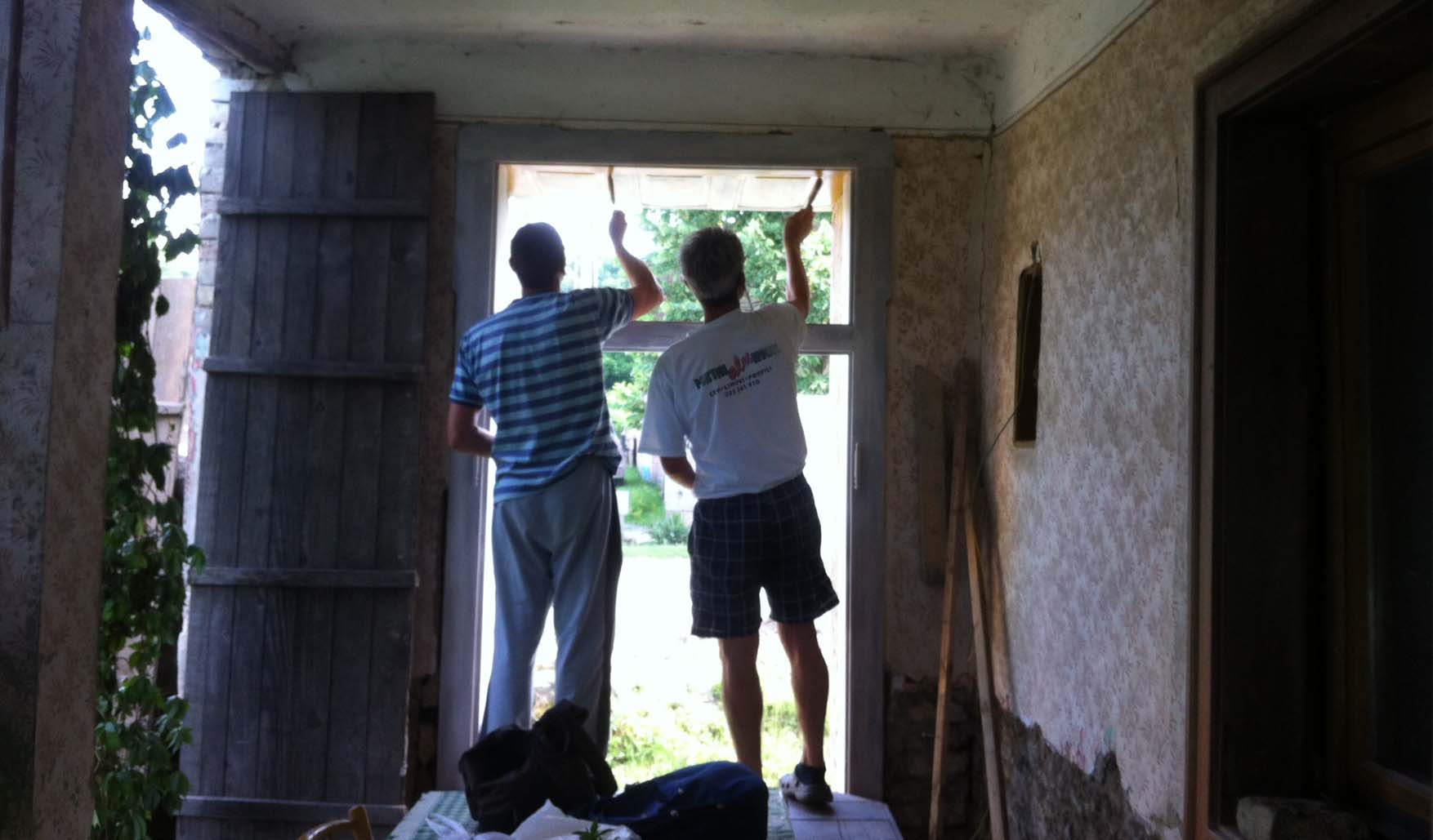 05 Mosorin radionica Gorjana i ekipa farbanje okvira vrata i prozora